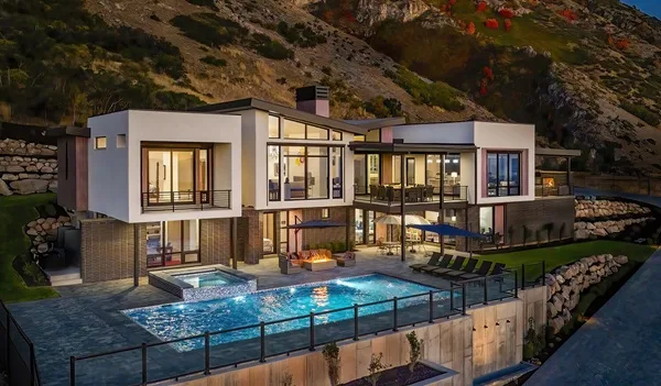 FIDEON luxury properties: modern villa for sale on Palm Jumeirah, Dubai